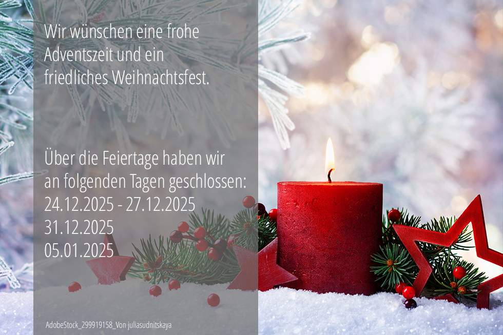 Hintergrund Kleinanzeige, Schnee Engel rechts eine Kerze mit roten Sternen dann haben wir eine graue Fläche auf der Schrift stehen haben. Hier steht geschrieben wir wünschen eine frohe Adventszeit und ein friedliches Weihnachtsfest sowie die Öffnungszeiten